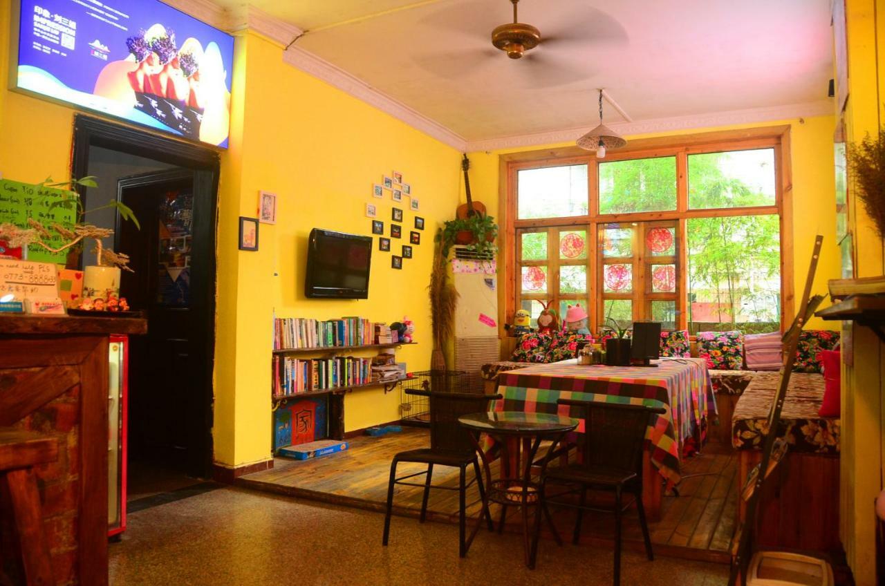 En Attendant Godot Youth Hostel Yangshuo Exterior photo