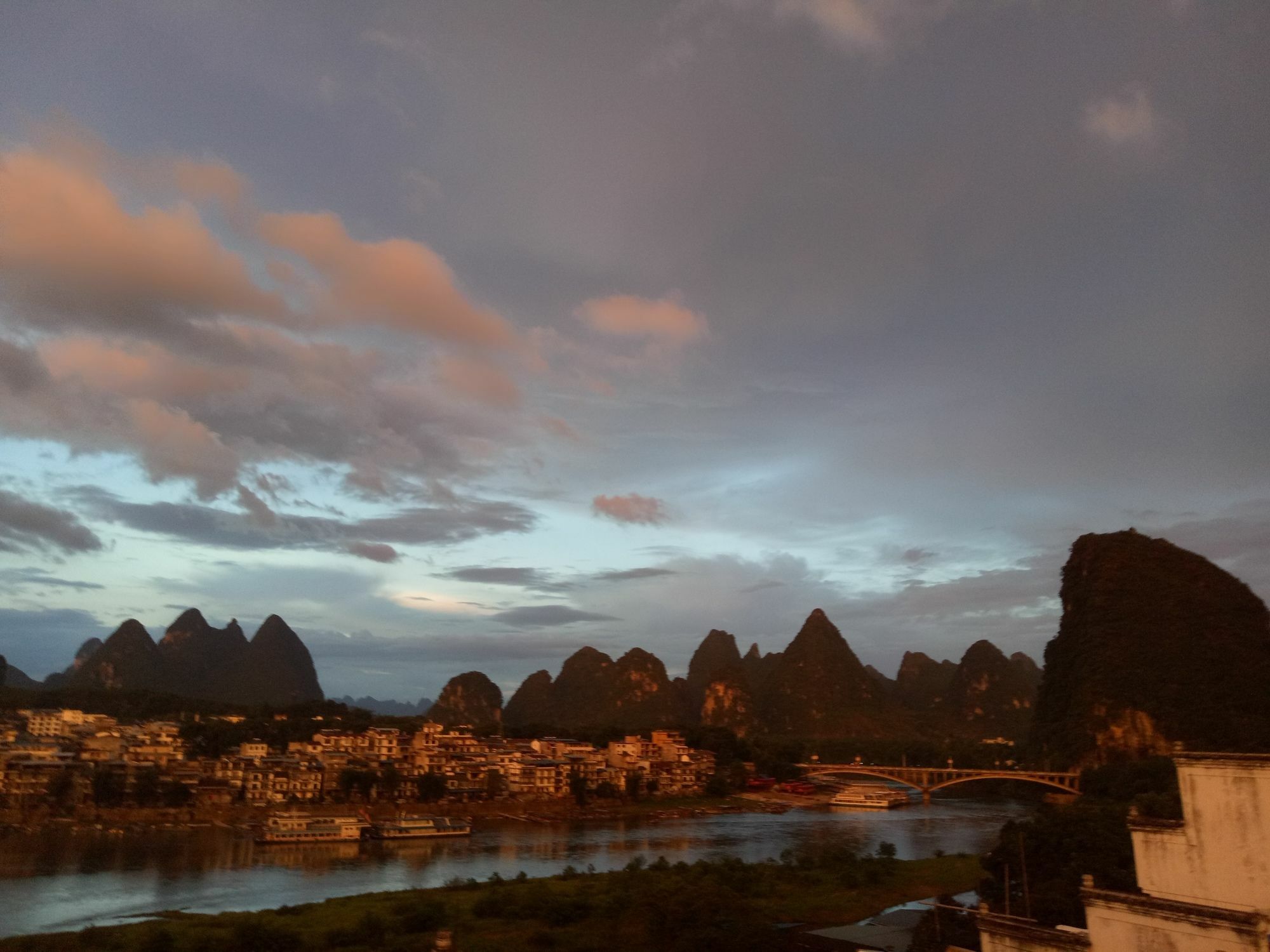 En Attendant Godot Youth Hostel Yangshuo Exterior photo