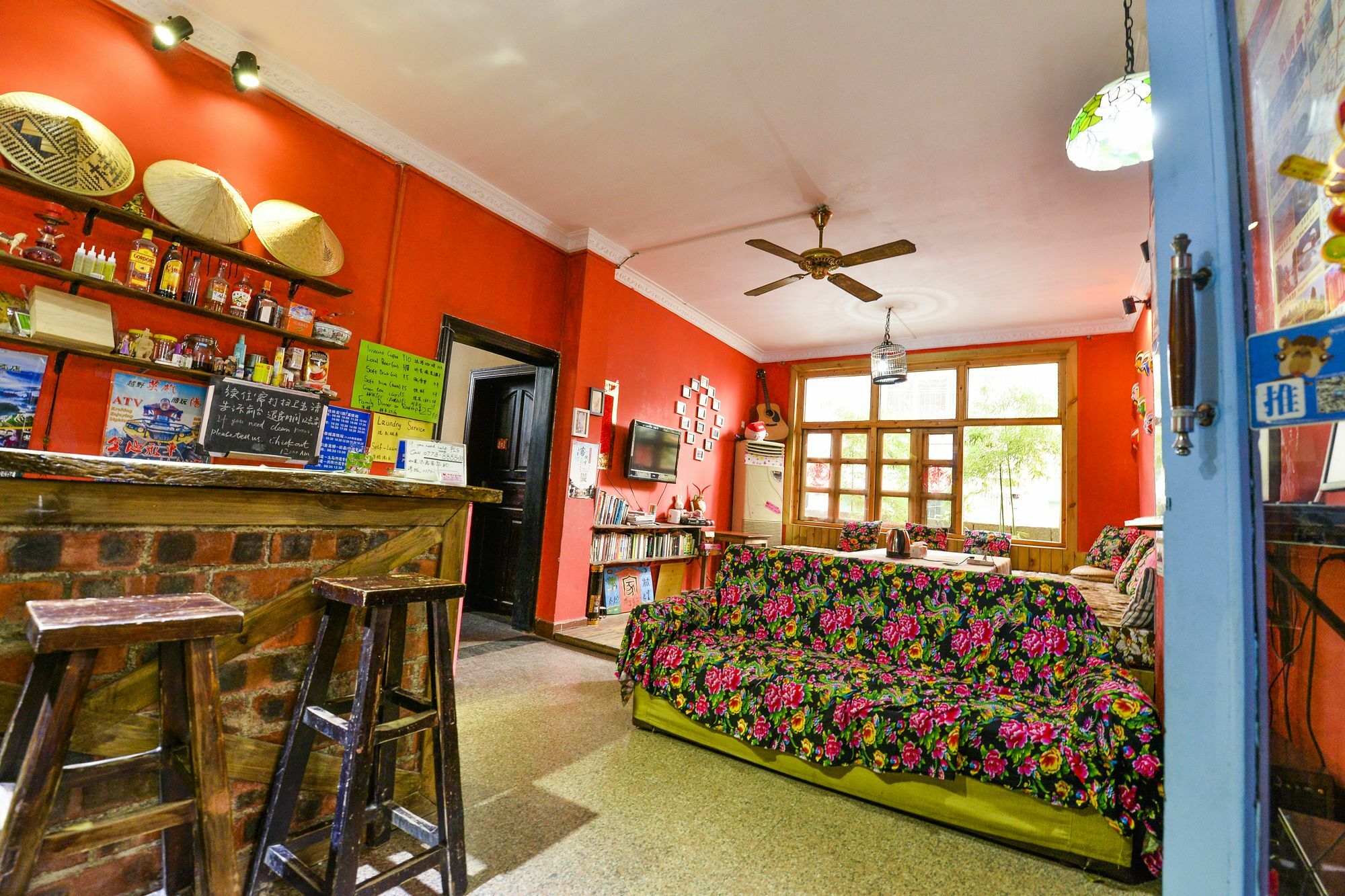 En Attendant Godot Youth Hostel Yangshuo Exterior photo